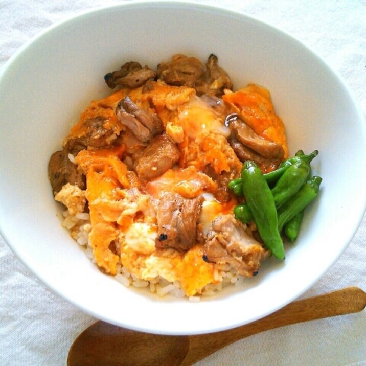 レンチンで簡単♪手羽元煮の煮汁と焼き鳥で親子丼♡